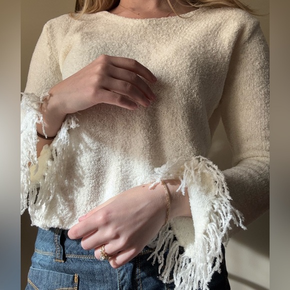 Elegant Cream Sweater with frayed sleeves - Picture 3 of 7